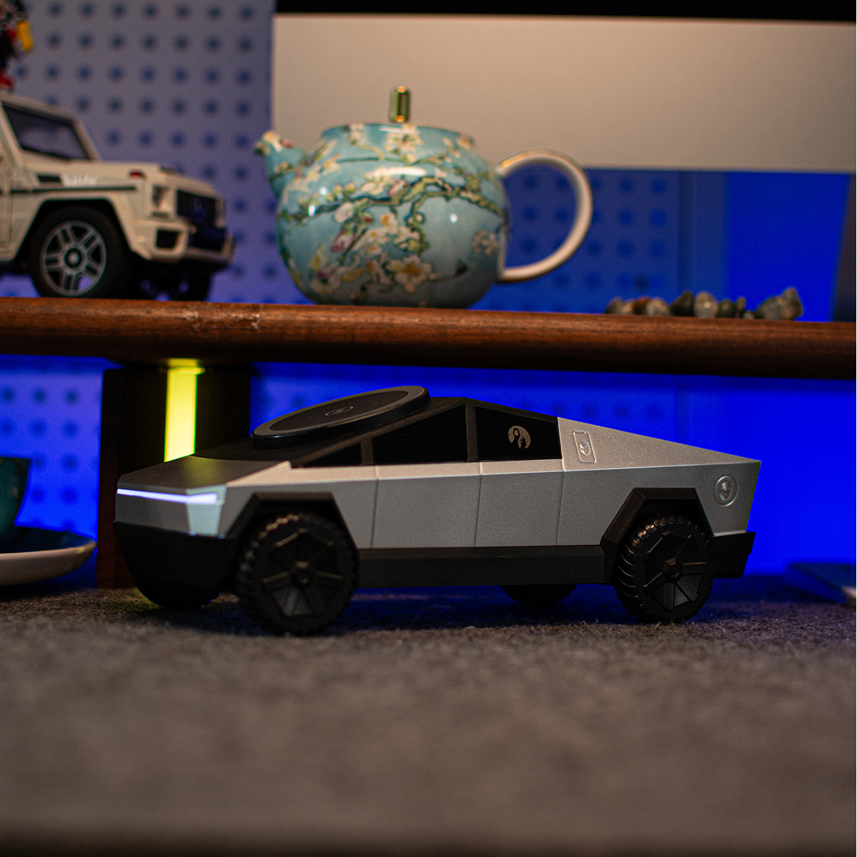 Armor King CyberDock 3-in-1 Wireless Charger + Car Model Ornament + Stand